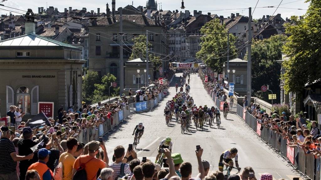 Volksfest in Bern: Zuschauer feuern beim Bärengraben die Tour-Stars an.