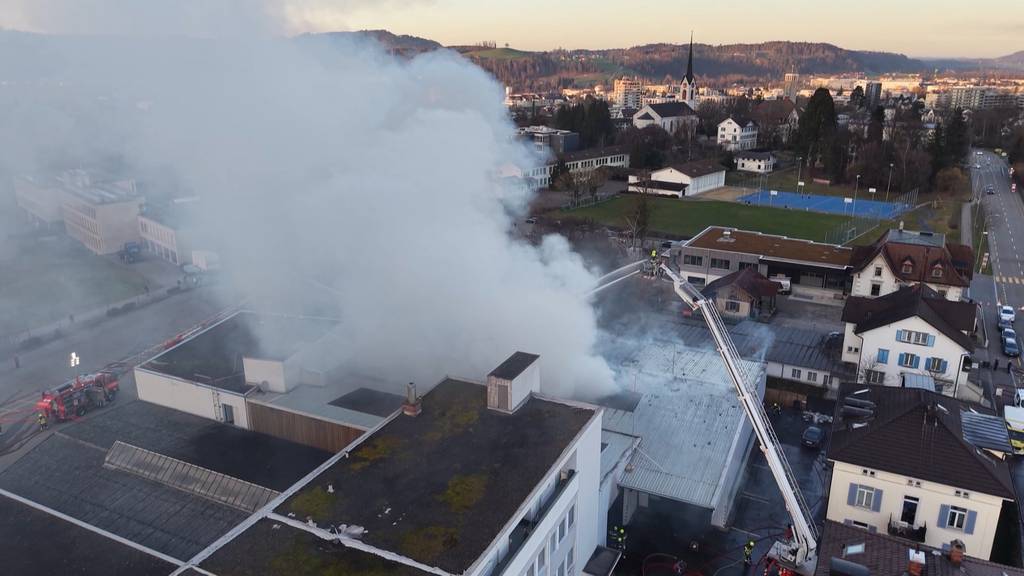 Uzwil: Grossbrand in Lagerhalle verursacht Sachschaden in Millionenhöhe