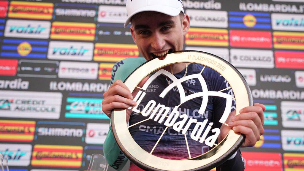 Kräftiger Biss in die Trophäe: Seit Samstag ist Paul Seixas der jüngste Sieger in der Geschichte der Lombardei-Rundfahrt