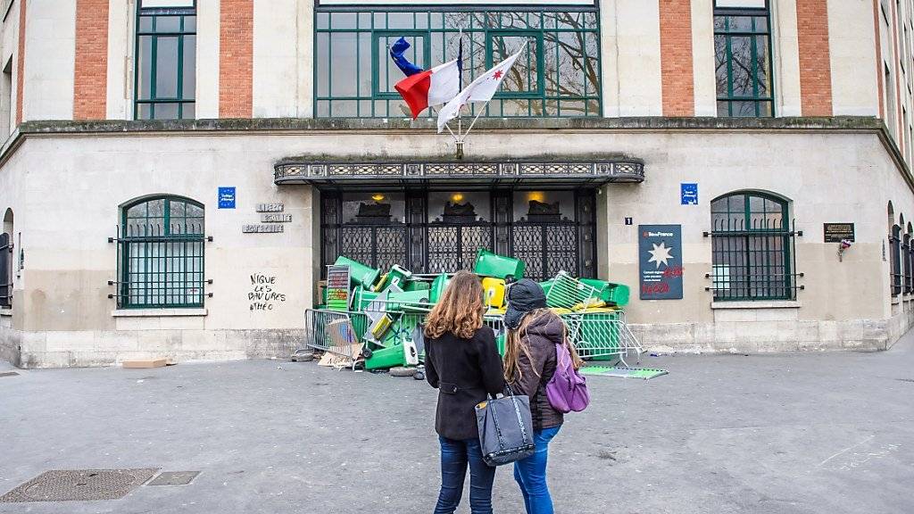 Zutritt verweigert: Protestierende haben in Paris die Eingänge zu mehreren Schulen verbarrikadiert.
