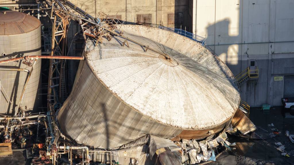 dpatopbilder - Schäden bei Nippon Dynawave Packaging Co. nach der Implosion eines Tanks mit gefährlicher Flüssigkeit. Foto: Karen Ducey/The Seattle Times/dpa - ACHTUNG: Nur zur redaktionellen Verwendung und nur mit vollständiger Nennung des vorstehenden Credits