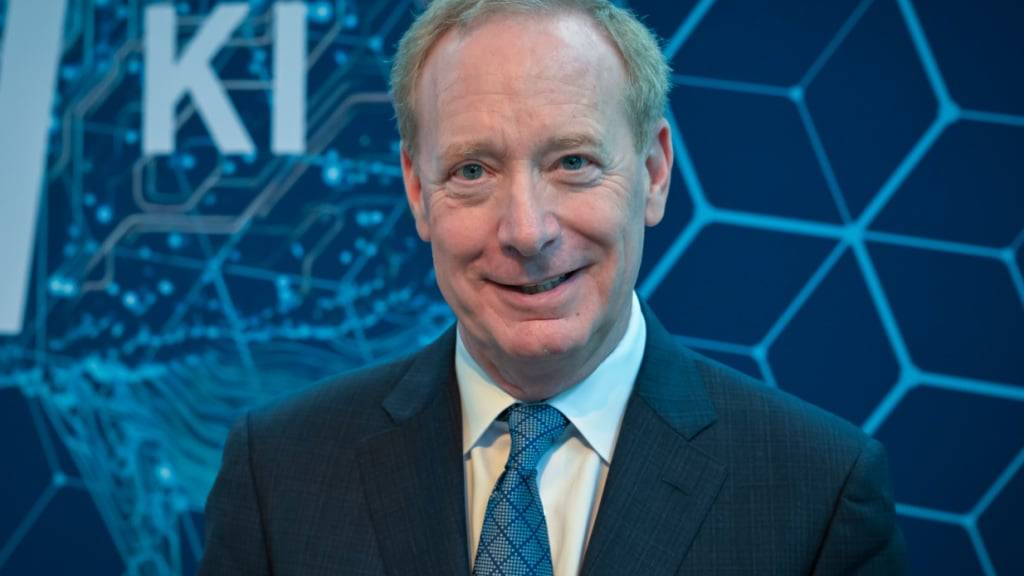 ARCHIV - Brad Smith, Präsident von Microsoft, spricht in der Vertretung des Landes Nordrhein-Westfalen (NRW) während einer Pressekonferenz über Zukunftsvisionen bei der Entwicklung und Anwendung Künstlicher Intelligenz in der Bildung in NRW. Foto: Soeren Stache/dpa