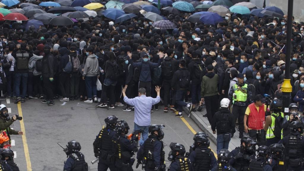 Die Proteste hören nicht auf: Einsatzkräfte beim Umzingeln von Demonstrierenden in Hongkong.