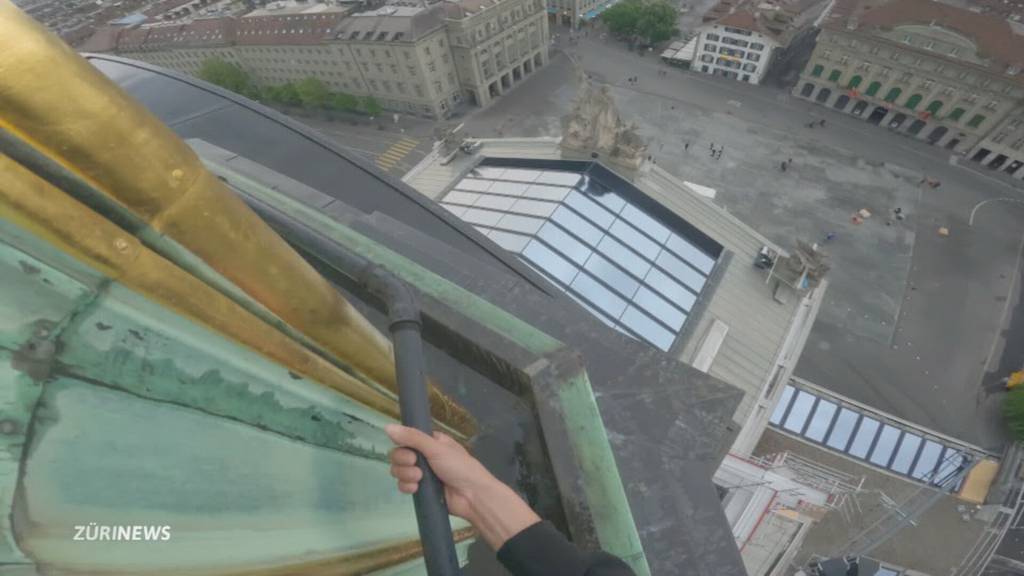 Lebensgefährlich und illegal: Hier klettert ein Berner auf das Bundeshaus