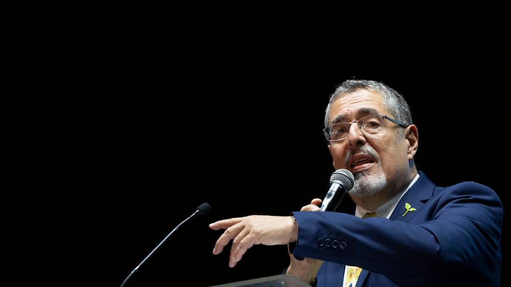 Bernardo Arevalo, Präsidentschaftskandidat der Partei Movimiento Semilla, spricht während seiner Abschlusskundgebung in Guatemala-Stadt. Foto: Moises Castillo/AP