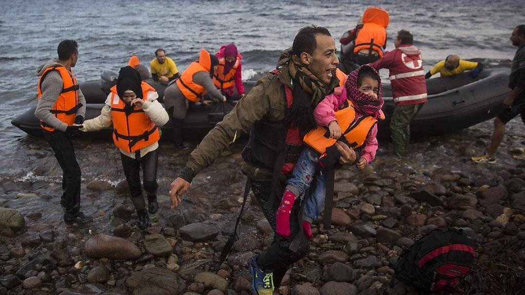 Solche Bilder haben das Jahr geprägt: Flüchtlinge kommen auf der griechischen Insel Lesbos an. (Archiv)