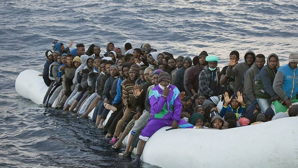 Ein überfülltes Flüchtlingsboot vor der Küste Libyens (Aufnahme von Anfang Februar).
