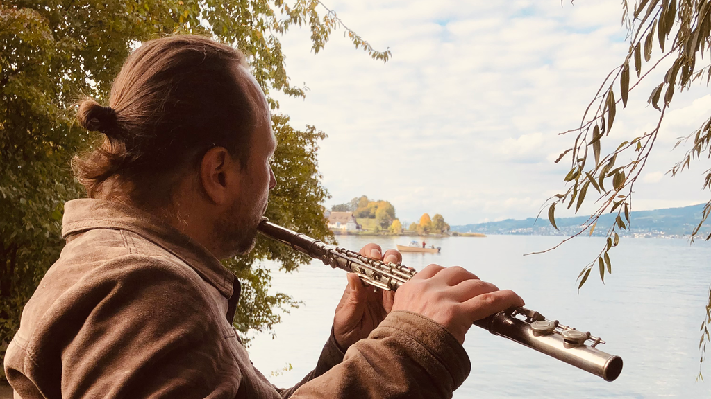 Michael Vogt am See mit Flöte