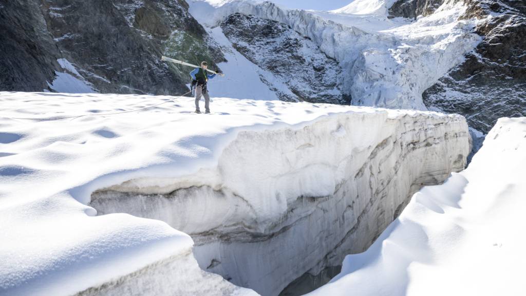 Auf dem Pers-Gletscher im Engadin liegt dieses Jahr so wenig Schnee wie noch nie Ende des Winters. (Archivbild)