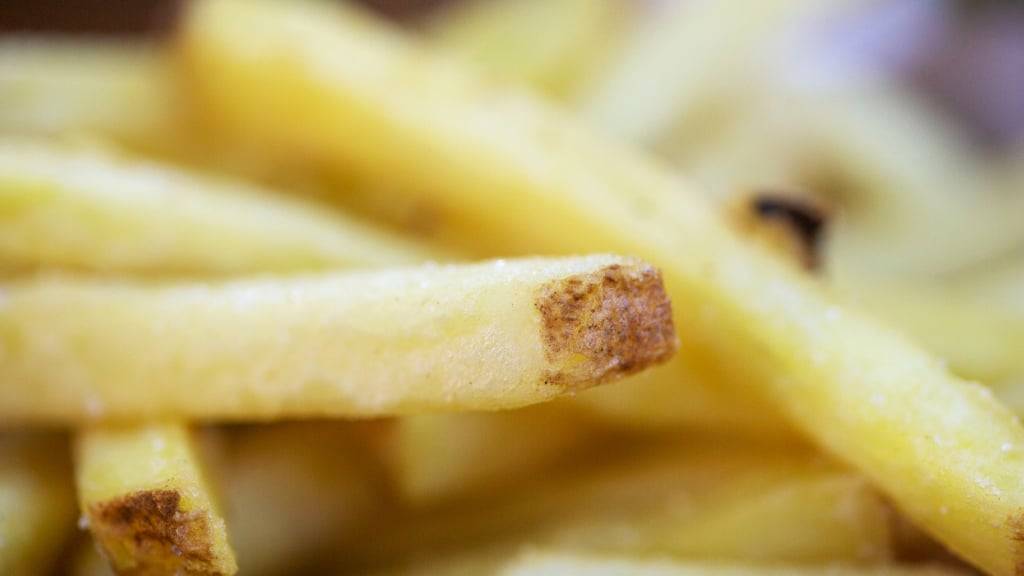 Drei Portionen Pommes pro Woche erhöhen das Risiko für Diabetes einer Studie zufolge um rund 20 Prozent. (Archivbild)
