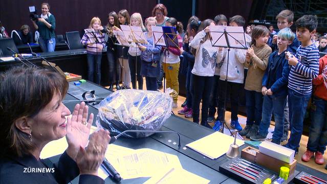 Schüler spielen Doris Leuthard etwas auf Mundharmonika vor
