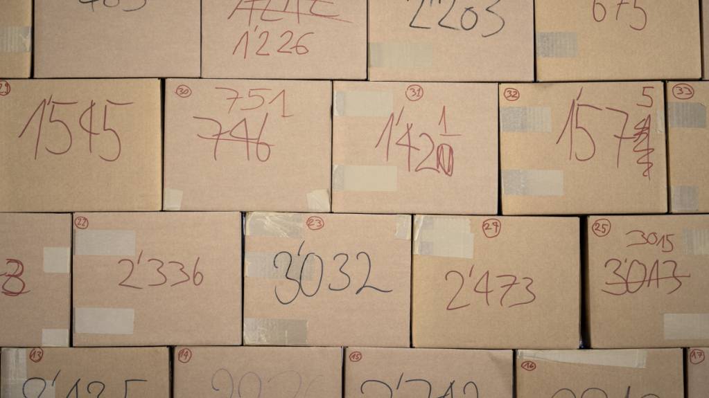 Mit einem freiwilligen Verhaltenskodex gegen den «Unerschriftenbschiss»: Schachteln mit Unterschriften bei der Einreichung einer Initiative in Bern. (Archivbild)