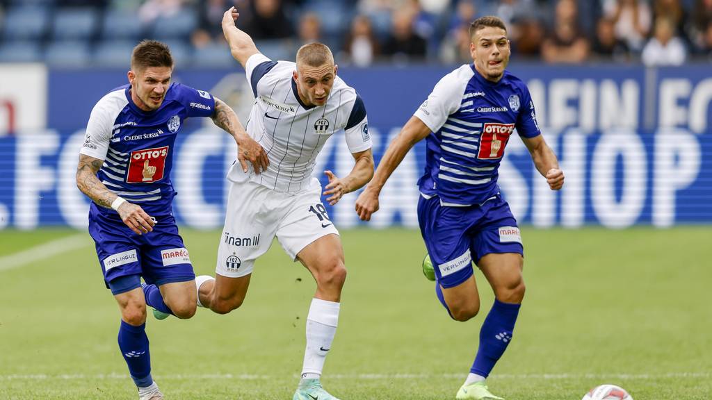 Zuerichs Blaz Kramer, Mitte, gegen Luzerns Patrick Farkas, links, und Luzerns Filip Ugrinic, rechts, waehrend dem Meisterschaftsspiel der Superleague zwischen dem FC Luzern und dem FC Zuerich am Sonntag, 8. August 2021, in der Swisspor Arena in Luzern.