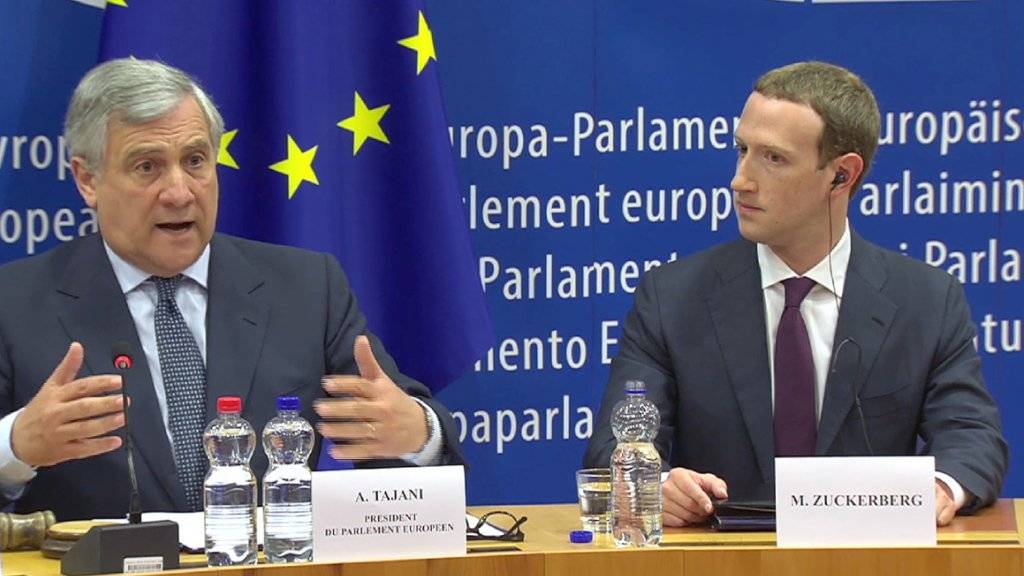 EU-Parlamentspräsident Antonio Tajani und Facebook-Chef Mark Zuckerberg in Brüssel. Zuckerberg hat sich im EU-Parlament für Fehler im Zusammenhang mit dem Datenskandal und Falschnachrichten entschuldigt.