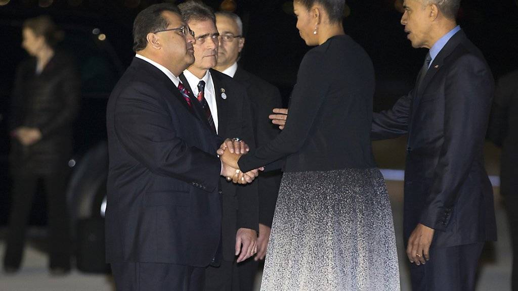 US-Präsident Obama und seine Frau Michelle werden in San Bernardino vom Stadtpräsident begrüsst. Obamas wollen sich mit Angehörigen der Opfer des Terrorakts treffen.