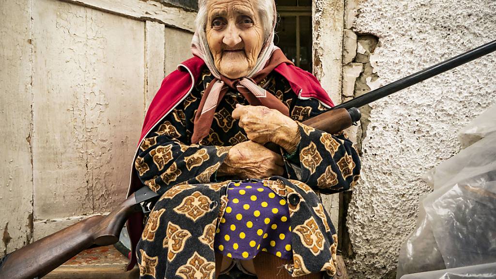 In der Zivilbevölkerung wächst angesichts hoher Opferzahlen die Angst. Diese Frau bewacht ihr Haus mit einem Gewehr. Foto: Celestino Arce Lavin/ZUMA Wire/dpa