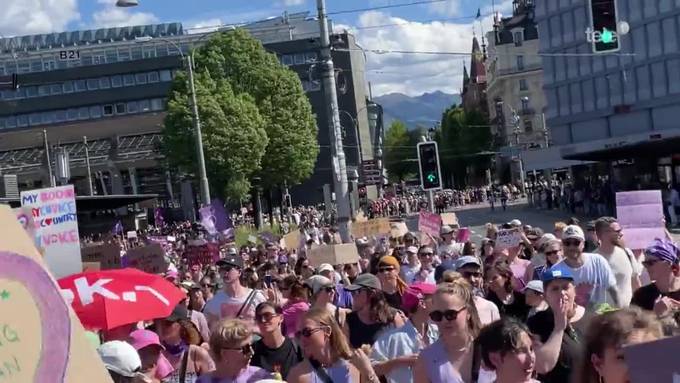 Tausende nahmen in Luzern am feministischer Strek teil