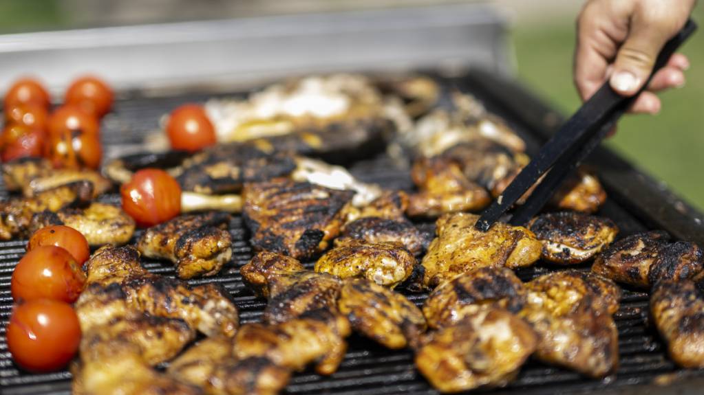 Beim Grillieren ist besondere Vorsicht geboten: Um lebensmittelbedingten Krankheiten vorzubeugen, wird daher empfohlen, rohes Fleisch strikt von durchgebratenem Grillgut zu trennen. (Archivbild)