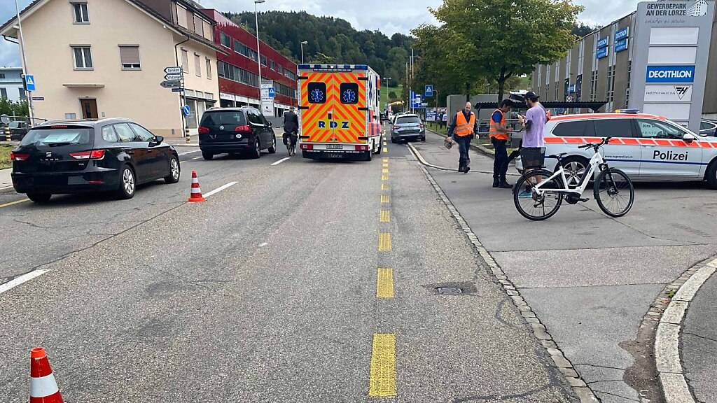 Autofahrer flüchtet nach Verkehrsunfall in Baar – Velofahrerin schwer verletzt