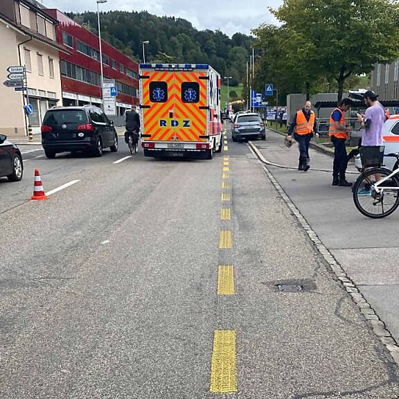 Autofahrer flüchtet nach Verkehrsunfall in Baar – Velofahrerin schwer verletzt