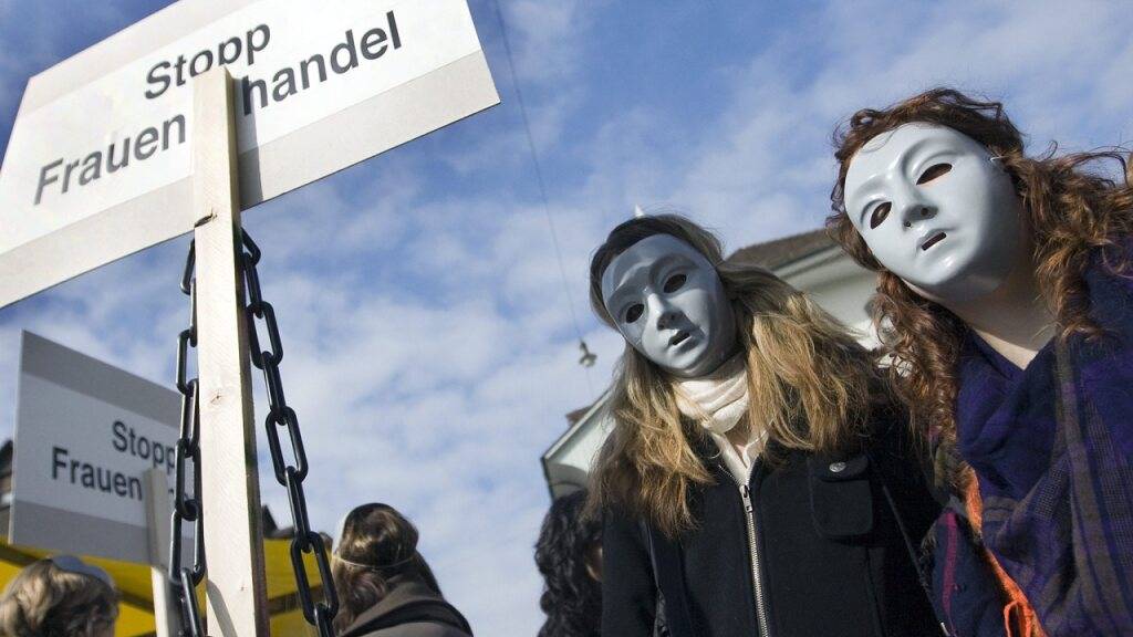 Laut der Plattform Traite betrifft Menschenhandel in der Schweiz zwar immer noch mehr Frauen, aber je länger je mehr auch Männer. (Archivbild)