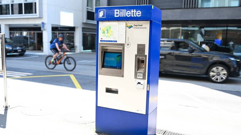 Ein Billettautomat an der Haltestelle Postplatz in der Stadt Zug.