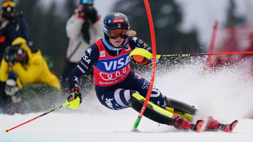Mikaela Shiffrin lässt im ersten Lauf des Slaloms von Spindleruv Mlyn der Konkurrenz keine Chance