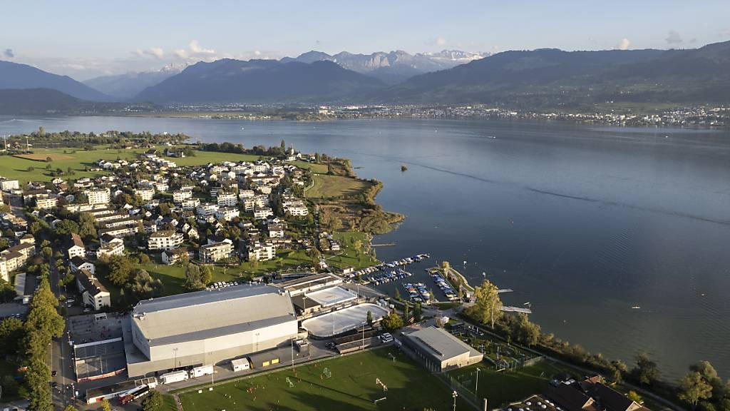 In Rapperswil-Jona wird der Standort eines neuen Berufs- und Weiterbildungszentrums (WBZ) im Lido in Frage gestellt. (Archivbild)