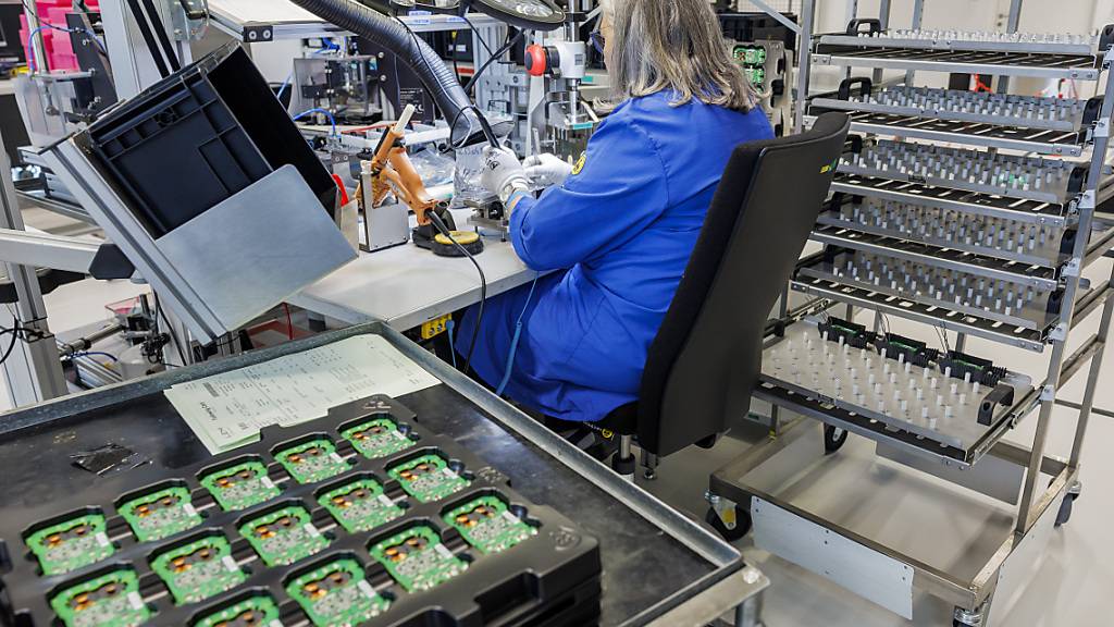 In der Schweizer Industrie bleibt die Stimmung gedämpft. Der Einkaufsmanagerindex (PMI) ist im August zwar leicht angestiegen, der Weg bis zur Wachstumsschwelle ist aber immer noch weit.(Archivbild).