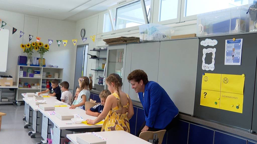 Bildungsdirektorin Silvia Steiner zu Besuch in der Schule in Regensdorf