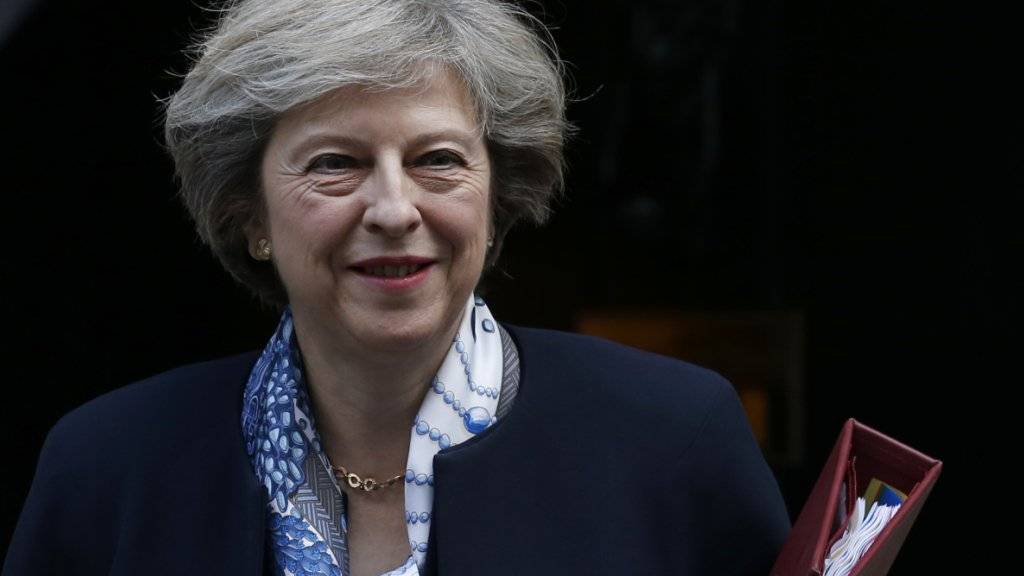 Theresa May auf dem Weg zur wöchentlichen Fragerunde im Unterhaus: Es zeichnet sich ab, dass die Brexit-Verhandlungen zum schwersten Dossier der Premieministerin werden dürften.
