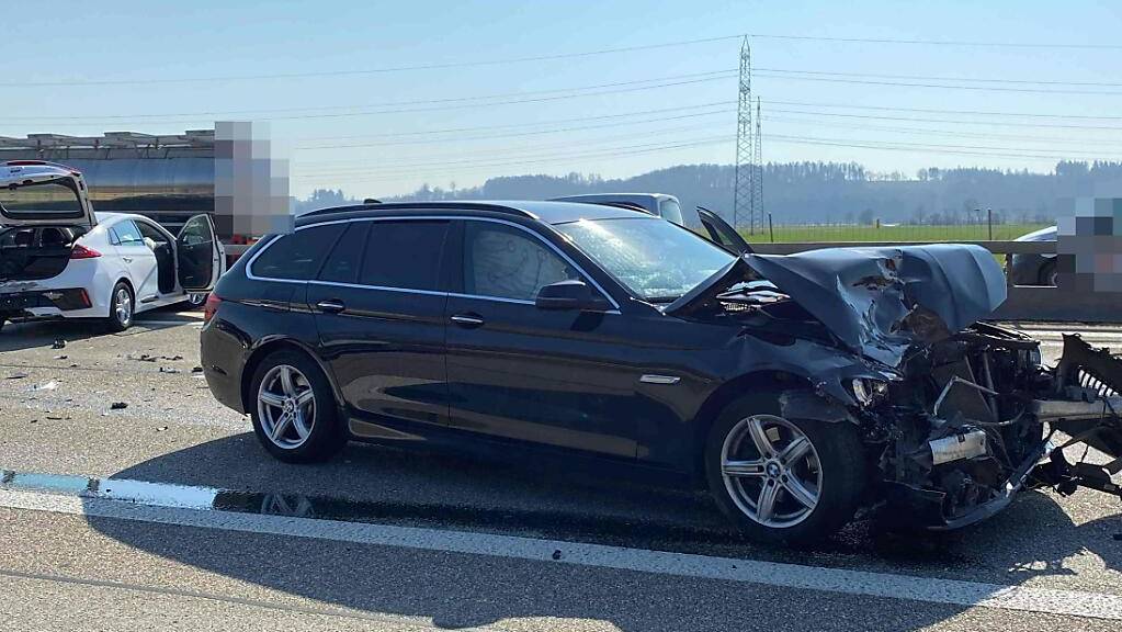 Zwei Autos sind nach Unfall auf der A1 im Kanton Solothurn schrottreif.
