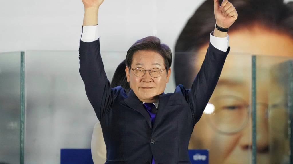 Der Präsidentschaftskandidat der Demokratischen Partei Südkoreas, Lee Jae Myung, gestikuliert, während sich seine Anhänger vor der Nationalversammlung versammeln. Foto: Lee Jin-man/AP/dpa