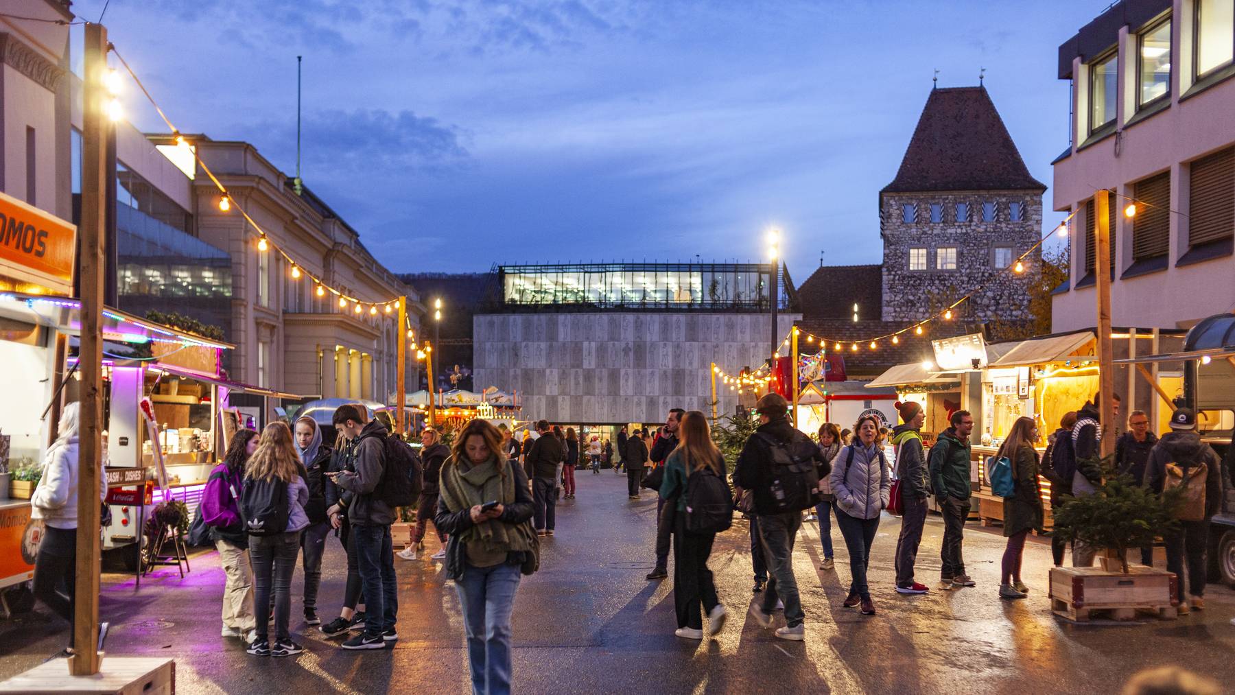 Von Verpflegung bis Unterhaltung ist für alles gesorgt am Aarauer Weihnachtsmarkt.