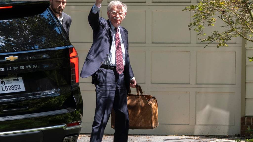 Der ehemalige nationale Sicherheitsberater John Bolton kommt bei seinem Haus in Bethesda an und winkt zu den Medienvertretern. Foto: Manuel Balce Ceneta/AP/dpa