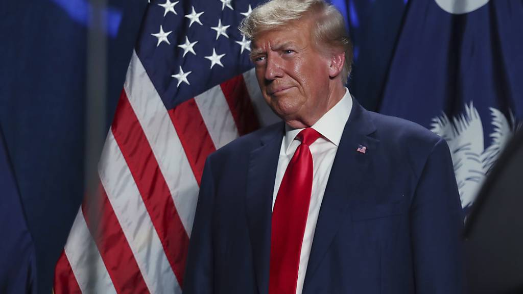 Donald Trump, ehemaliger Präsident der USA, kommt zu einer Rede bei der 56. jährlichen Silver Elephant Gala in Kolumbien. Foto: Artie Walker Jr./AP/dpa