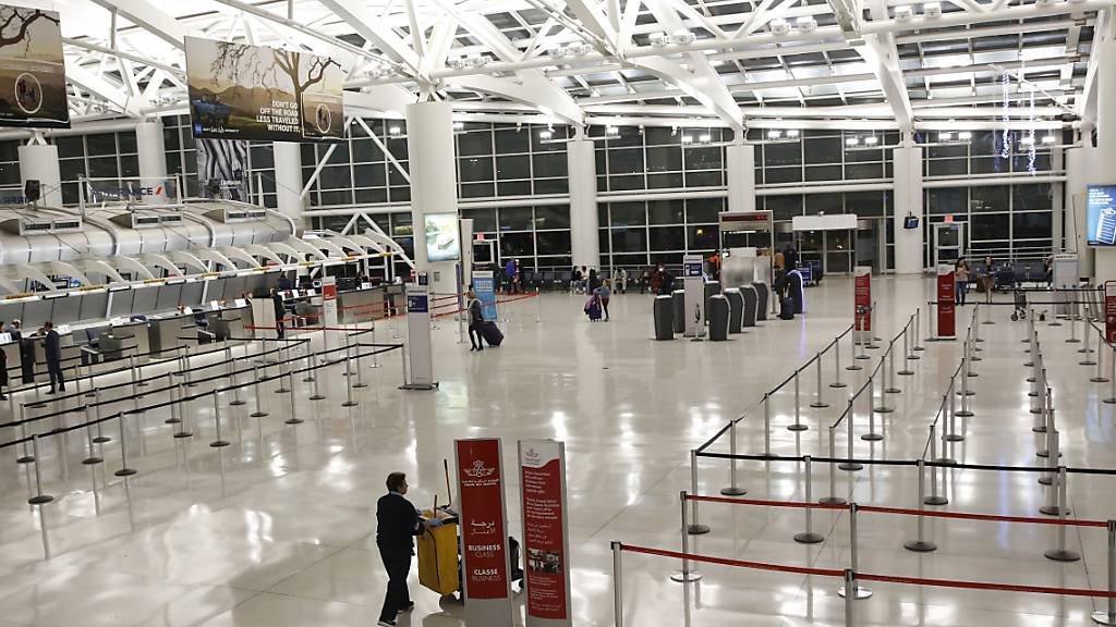 Leere Hallen im John F. Kennedy Airport in New York. Einreisen aus Europa sind seit heute verboten - entsprechend gibt es auch nur wenig Ausreisende.