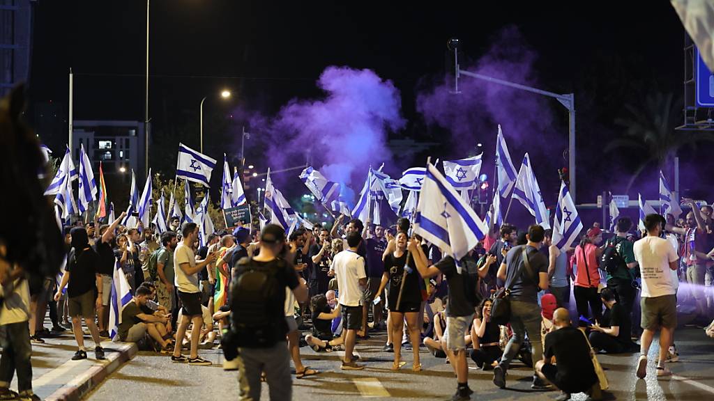 Israelische Demonstranten nehmen an einer Demonstration gegen die Pläne der Regierung des israelischen Premierministers Netanjahu zur Umgestaltung des Justizsystems teil. Foto: Ilia Yefimovich/dpa