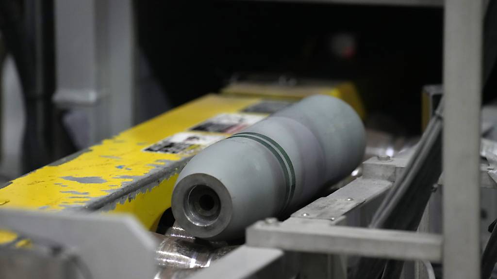 Eine Granate, der Senfgas enthielt, wird im U.S. Army Pueblo Chemical Depot in Pueblo, Colo, recycelt. Foto: David Zalubowski/AP/dpa