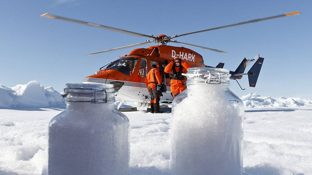 Wissenschaftler des Alfred-Wegener-Instituts nutzen die Bordhelikopter des Forschungseisbrechers Polarstern, um Schneeproben auf dem Meereis zu nehmen. Selbst in der Arktis enthält der Schnee Mikroplastik.
