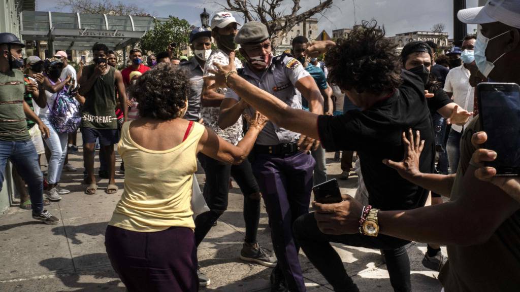 ARCHIV - Die Polizei verhaftet am 11. Juli 2021 einen regierungskritischen Demonstranten während einer Demonstration in Havanna. Foto: Ramon Espinosa/AP/dpa