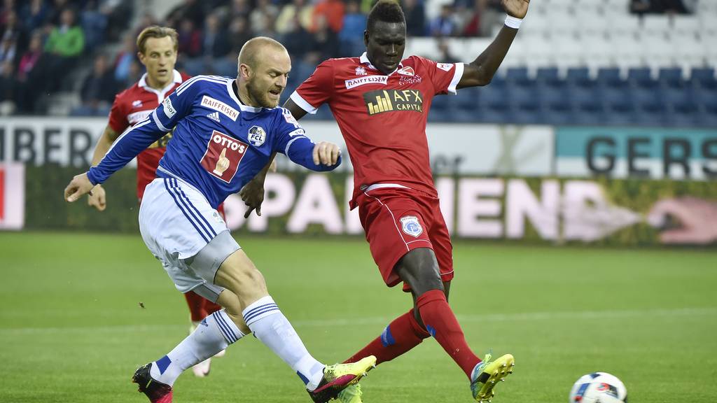 FCL-Stürmer Marco Schneuwly (links) gegen Sions Birama Ndoye