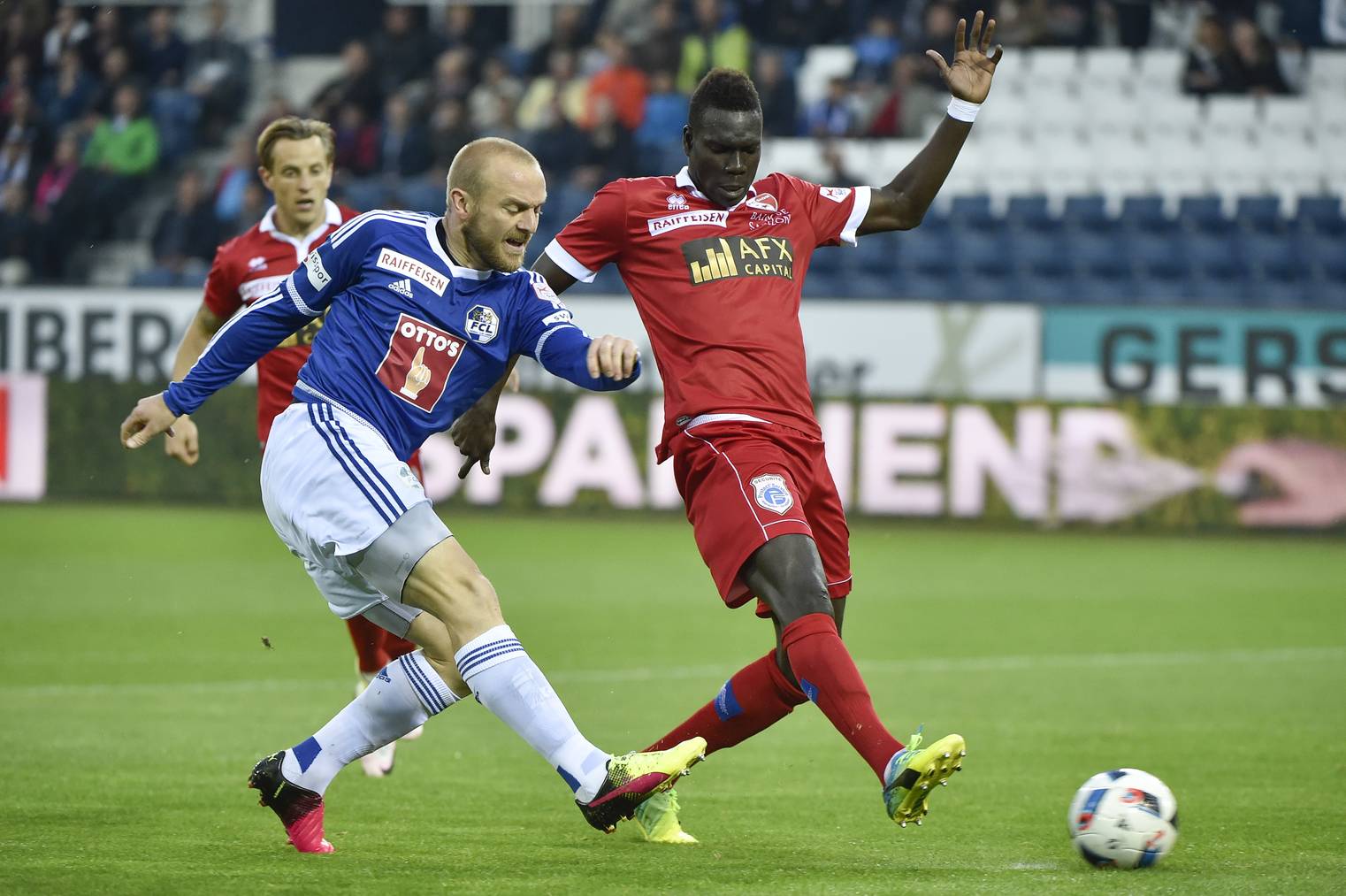 FCL-Stürmer Marco Schneuwly (links) gegen Sions Birama Ndoye