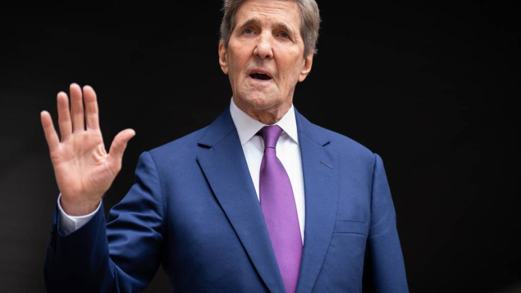 John Kerry, Sondergesandter des US-Präsidenten für Klimafragen, vor dem BBC Broadcasting House nach seinem Auftritt in der BBC One-Sendung «Sunday with Laura Kuenssberg». Foto: James Manning/PA Wire/dpa