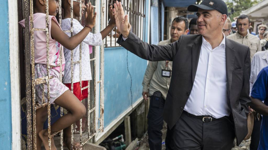 Bundespräsident Alain Berset beim Besuch eines Armenviertels in der kolumbianischen Hafenstadt Buenaventura am Dienstag.