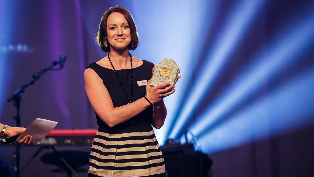 Monika Heeb-Lendi, Präsidentin des Vereins Spielerlebnis Walensee, durfte den Preis entgegennehmen.