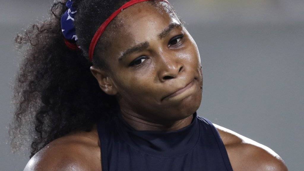 Sorgenvoller Blick: Serena Williams plagt sich mit Schulterproblemen herum