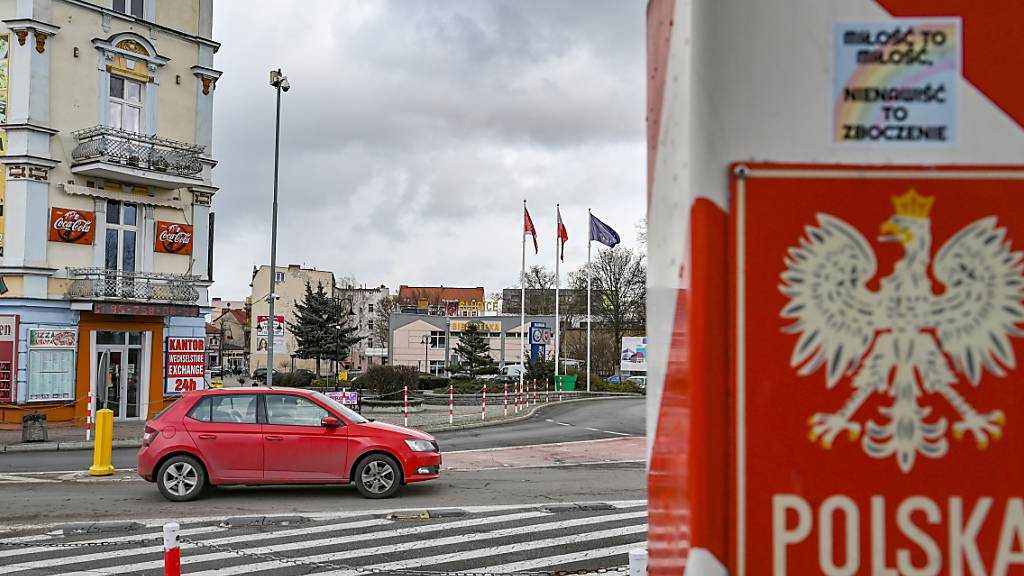 ARCHIV - Ein Grenzpfeiler in den Nationalfarben Polens steht nahe dem Grenzübergang Stadtbrücke zwischen dem polnischen Slubice und Frankfurt (Oder) in Brandenburg. Foto: Patrick Pleul/dpa-Zentralbild/dpa