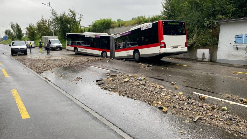 Ein Bus ist in St. Gallen in ein Loch eingebrochen, das durch einen Wasserrohrbruch entstanden war.