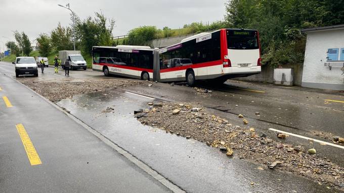Bus bricht nach Wasserrohrbruch in St. Gallen in Loch ein